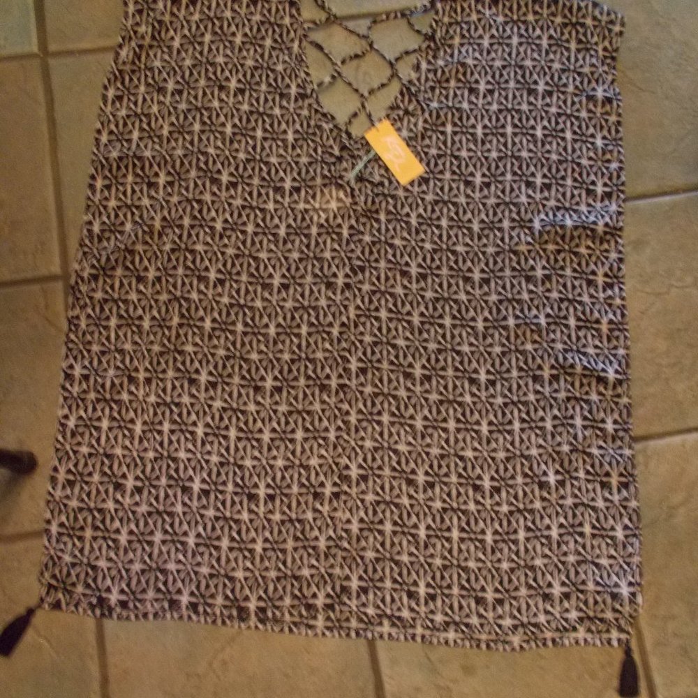 NWT, Ladies black & white top, size medium - Picture 2 of 3